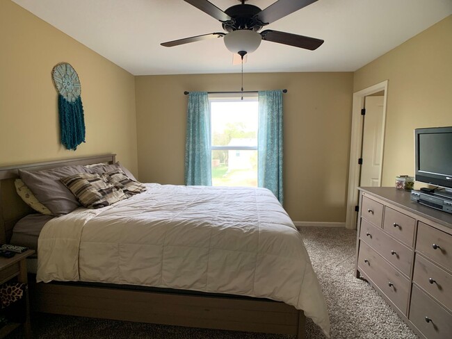 Building Photo - WOODED LOT! PRIVATE DRIVEWAY!