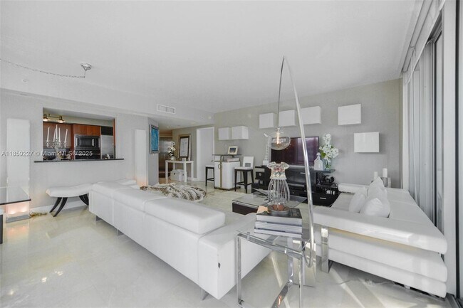 Building Photo - 1331 Brickell Bay Dr
