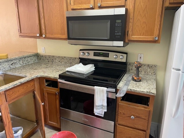 Full-Sized Kitchen/Granite Counter - 144 Reserve Cir