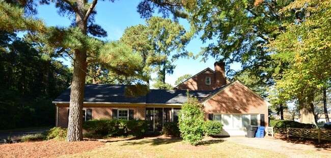 Building Photo - Water View, private wooded lot on dead end...