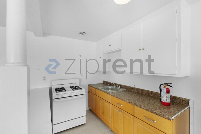 Building Photo - 2749 Fairfield St