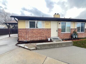 Building Photo - Riverside 2803-05