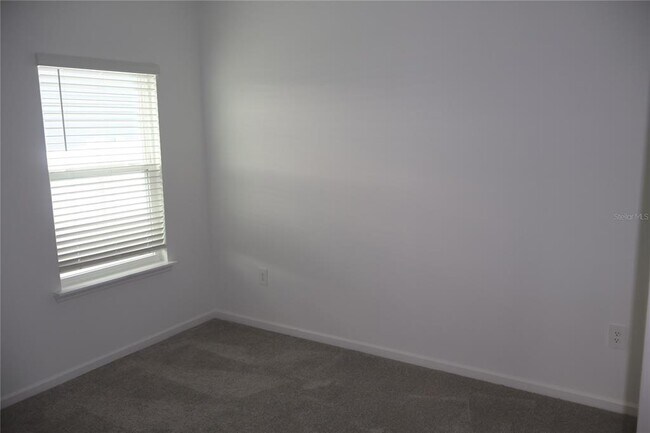 Building Photo - 3260 NE 40th Ln