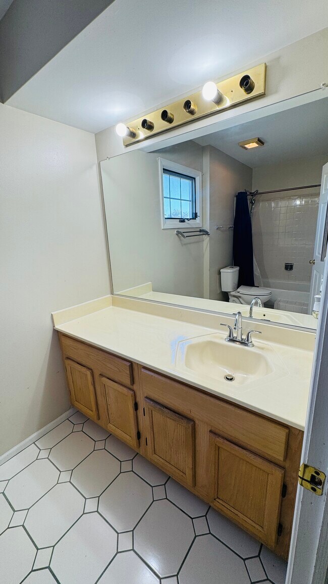 Building Photo - 775 Hoover Dr