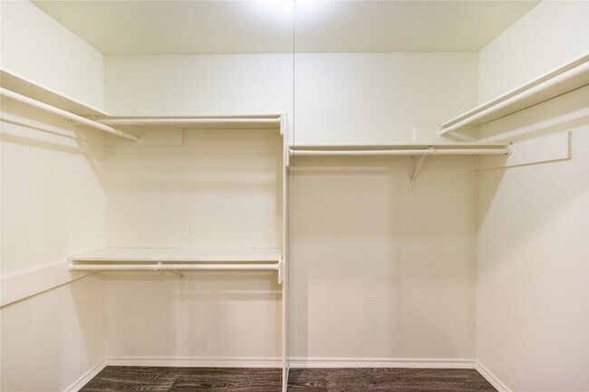 Building Photo - 16830 Scenic Gardens Dr