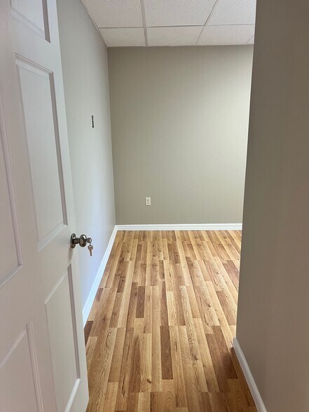Building Photo - 410 Hillview Plz
