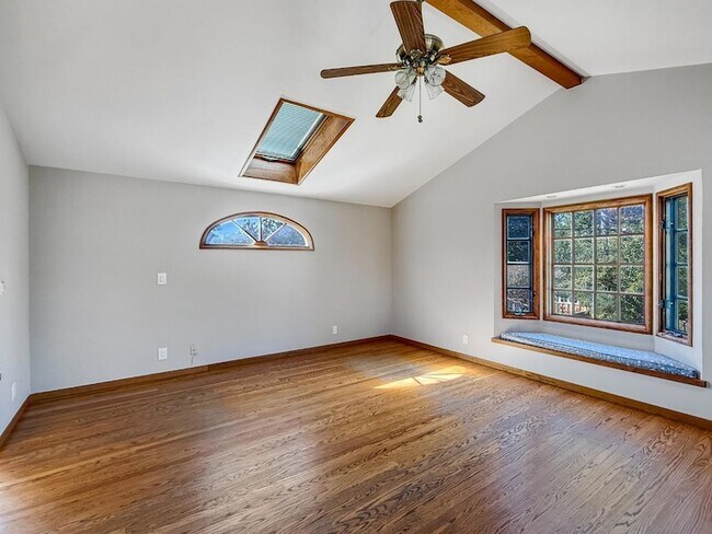 Building Photo - 527 Hilbar Ln