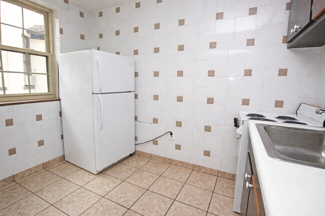 Interior Photo - MONTROSE MANOR APARTMENTS -- 023