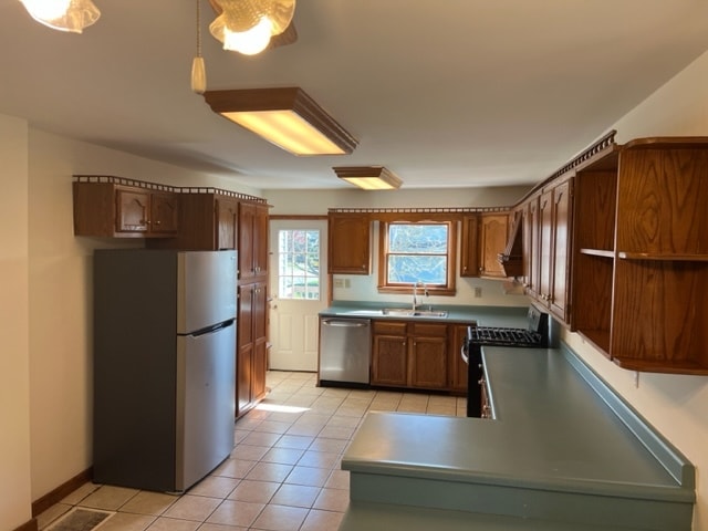 Building Photo - 821 Charles Ave