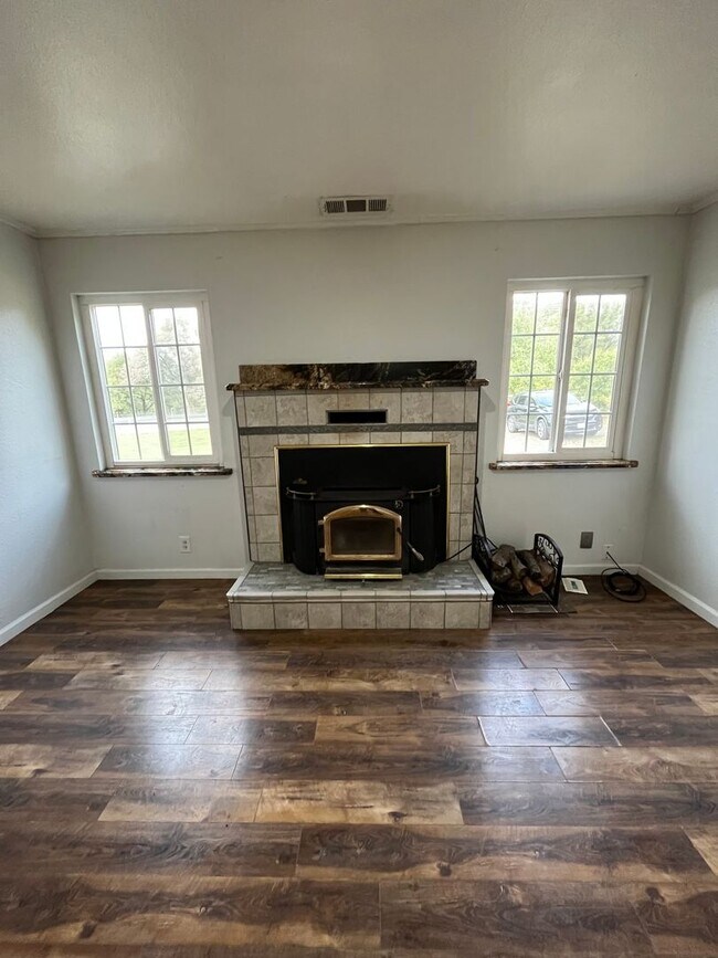 Building Photo - Beautiful Foothil Views Available Now!