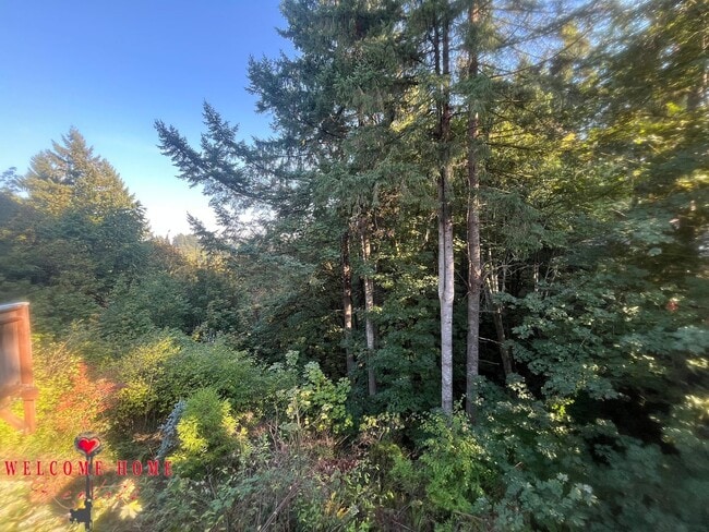 Building Photo - 2 bedroom townhome condo with AMAZING view, brand new carpeting and a fresh coat of paint!!!