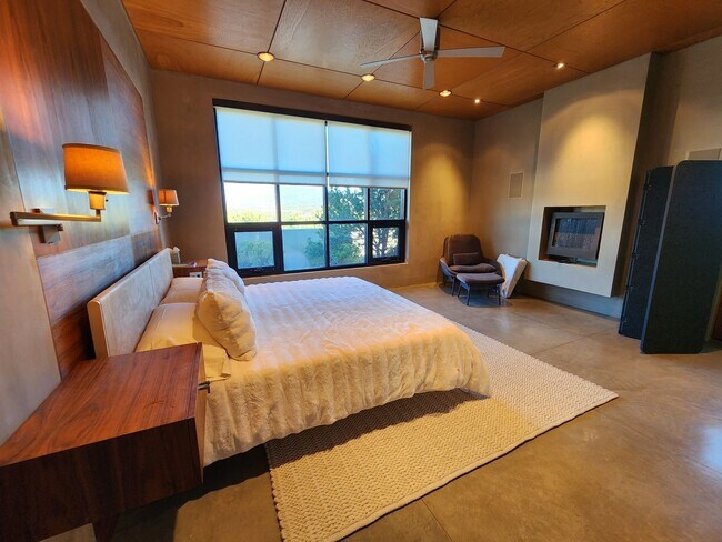 Building Photo - 875 Camino Francisca