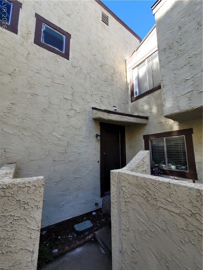 Building Photo - 5049 Spencer St