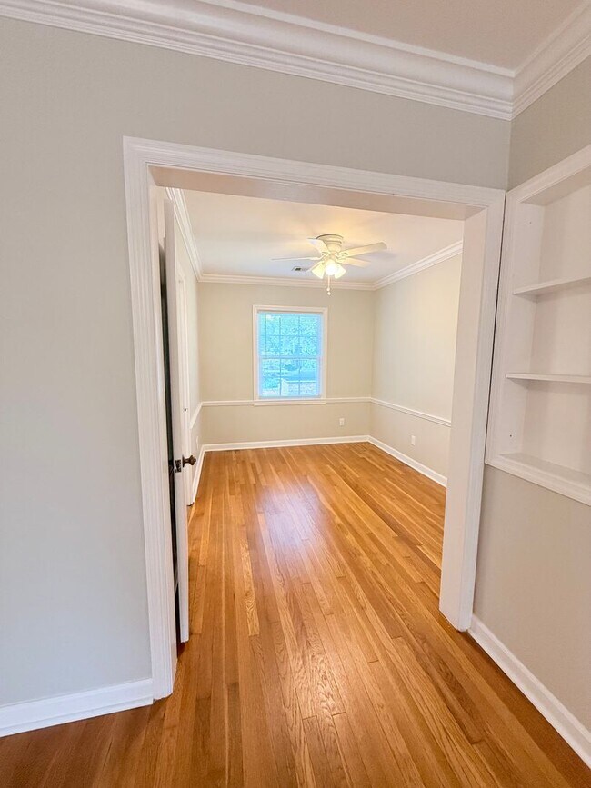 Building Photo - Charming Upstairs Ardsley Park Apartment!