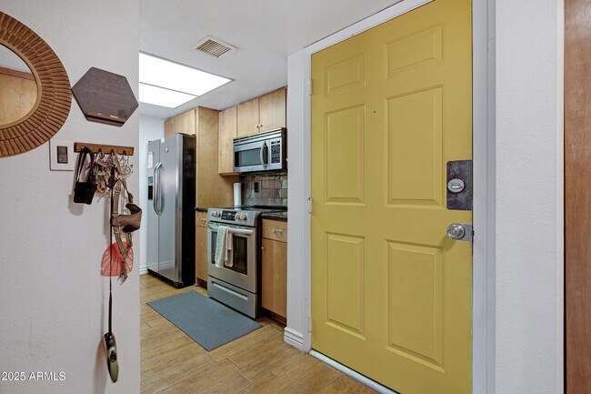 Building Photo - 540 N May