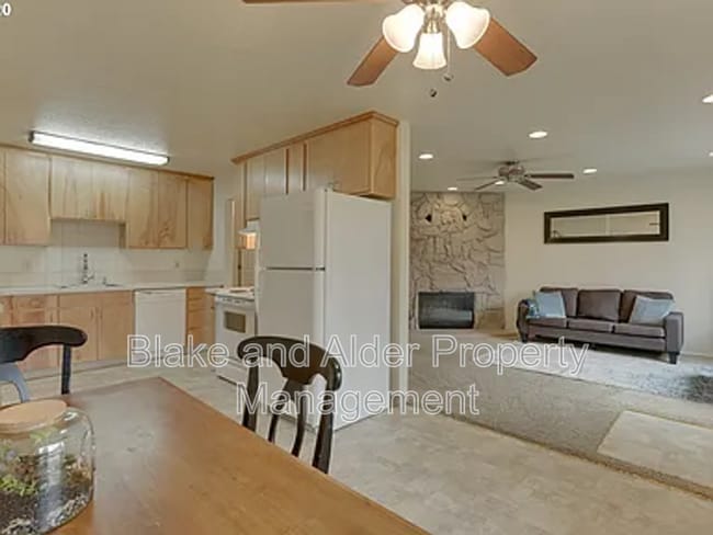 Building Photo - 9733 SE Ramona St