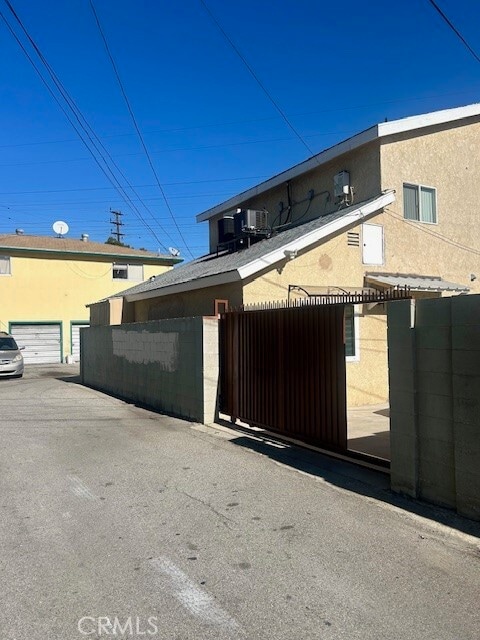 Building Photo - 5945 Riverton Ave