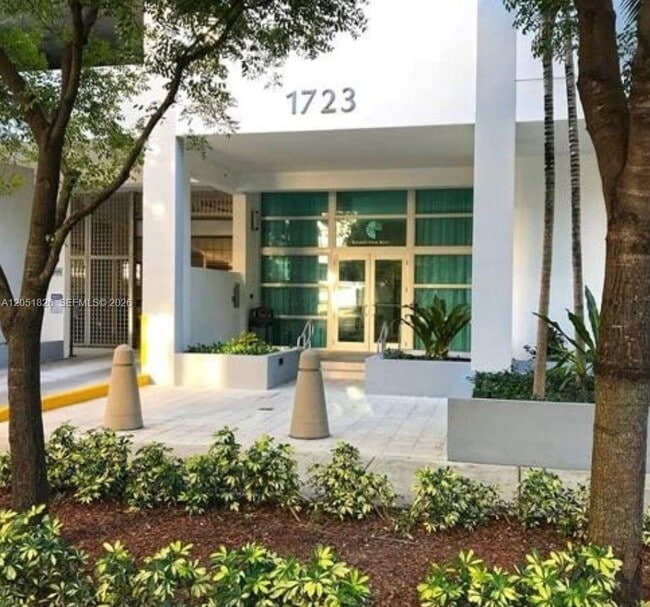 Building Photo - 1723 SW 2nd Ave