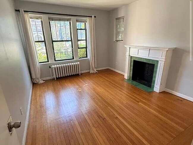 Building Photo - 452 Park Dr