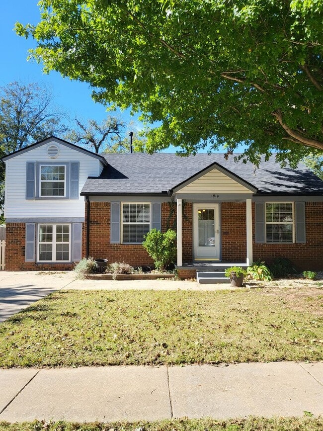 Building Photo - (2) Bed/(2) Bath w/ Must-See Updates Avail...