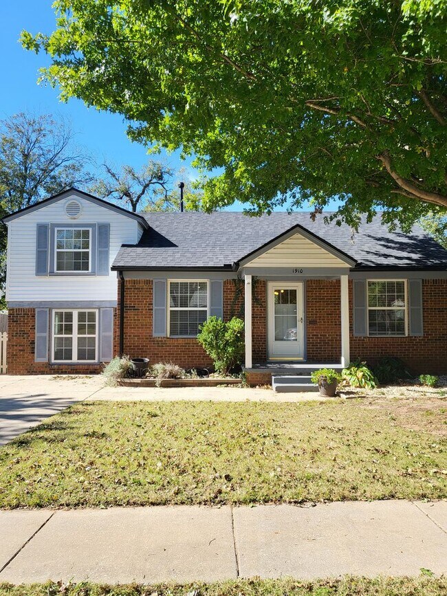 Primary Photo - (2) Bed/(2) Bath w/ Must-See Updates Avail...