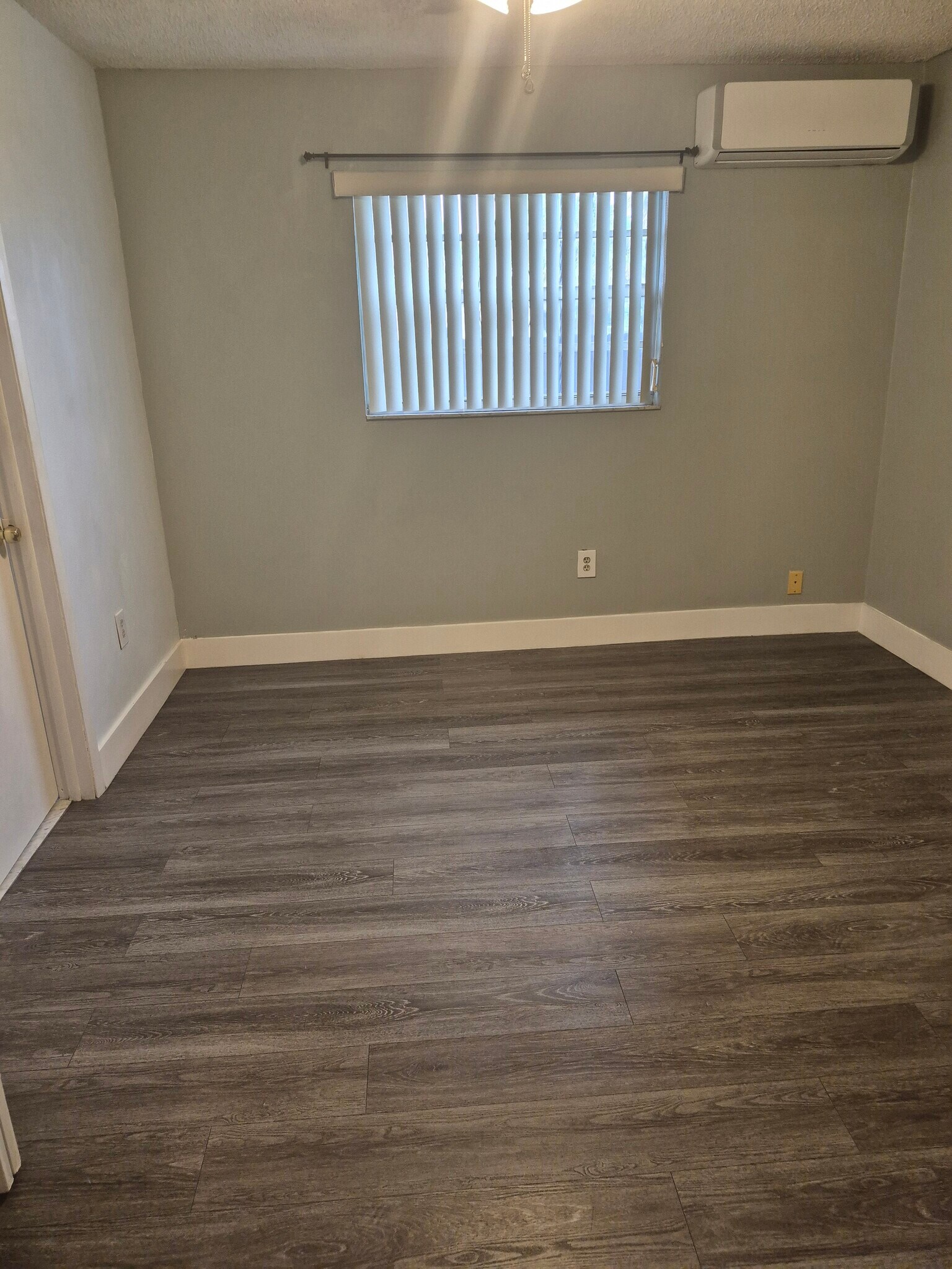 Building Photo - 791 E 43rd St