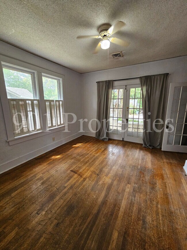 Building Photo - 582 Loeb St