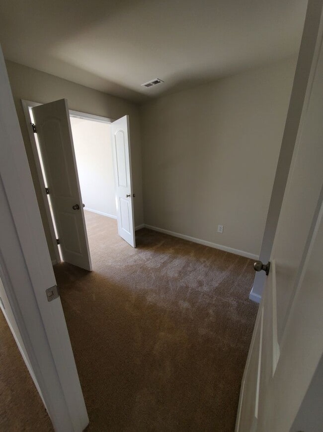 Building Photo - 3 bedroom townhome in university