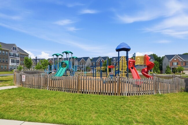 Building Photo - 3 Bed/2.5 Bath End-of-Row Beltsville Townhome