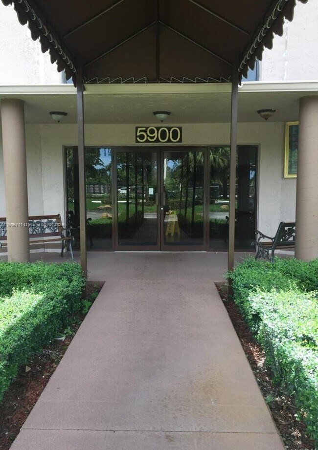 Building Photo - 5900 SW 127th Ave