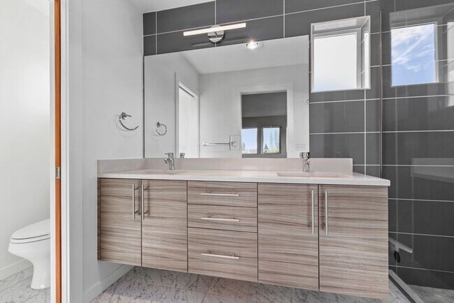 Building Photo - Stunning Modern Air-Conditioned in Coveted...