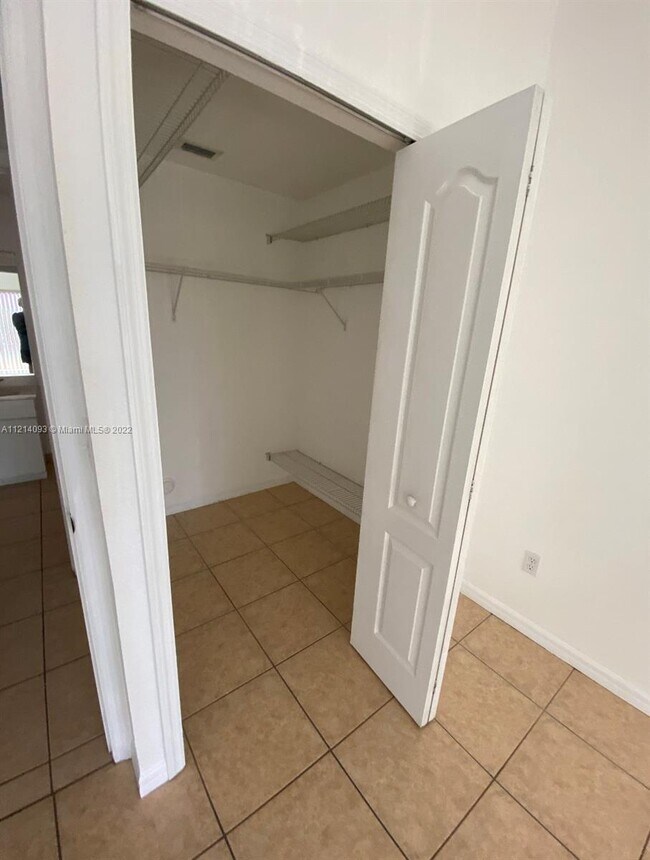 Building Photo - 650 Palm Ave