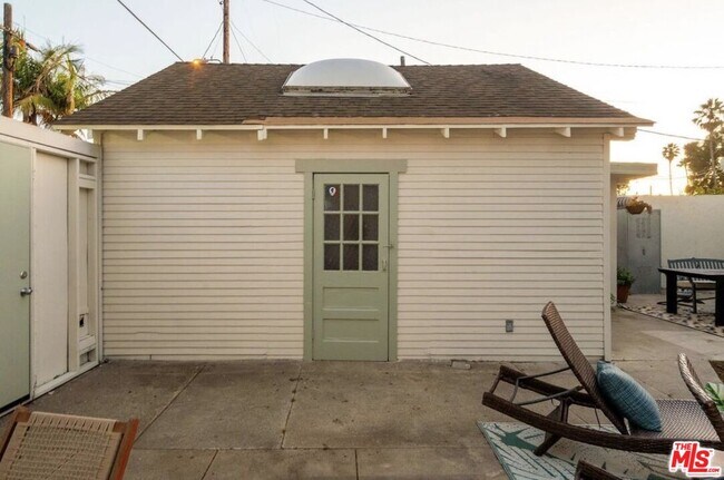 Building Photo - 818 Palms Blvd