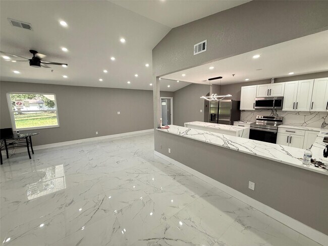 Building Photo - 603 N Sunset Ave