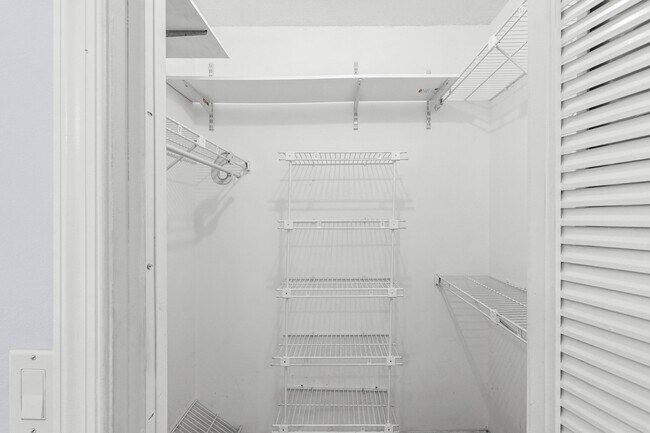 Building Photo - 14475 Strathmore Ln