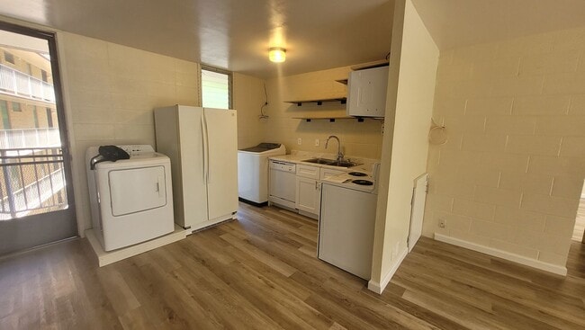 Building Photo - Newly Renovated 2bd, 1bath, 2 pkg 890sqft ...