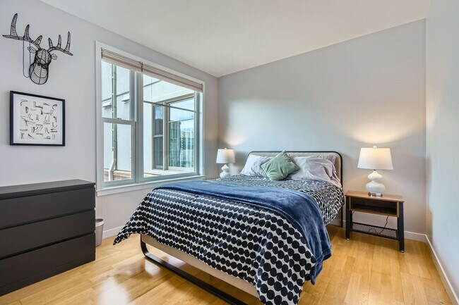 Building Photo - 2-BDR Retreat with Rooftop Pool & Gym