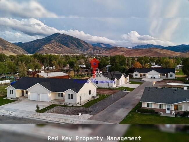 Building Photo - 600 N Duplex NEW