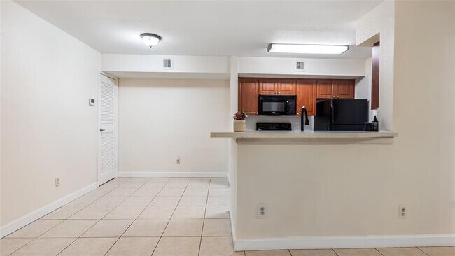 Building Photo - 875 Riverside Dr