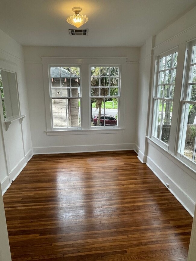 Building Photo - Huge 4BD/2.5BA with Sunroom and Backyard