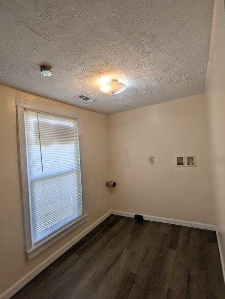 Building Photo - 462 S College St