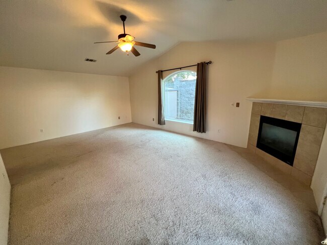 Building Photo - 923 Hampton Way