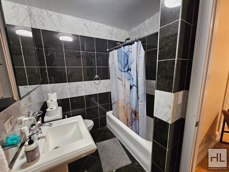 Building Photo - Spacious 1-Bedroom with 2 Full Bathrooms |...