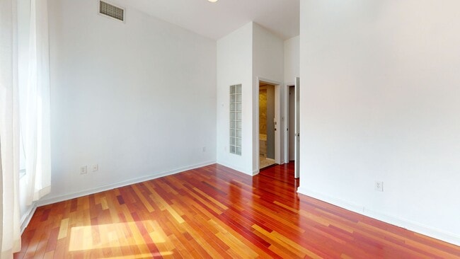 Building Photo - Bright & Sunny Two Bedroom/Two Bathroom W/...