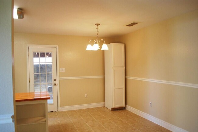 Building Photo - 10204 Comet Dr