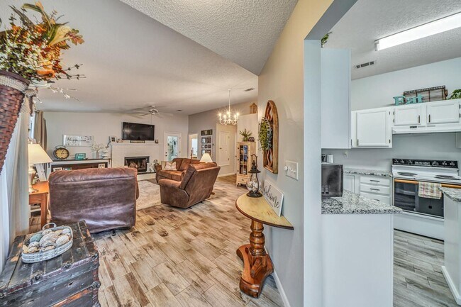 Building Photo - Updated 3 Bedroom in Central Location!