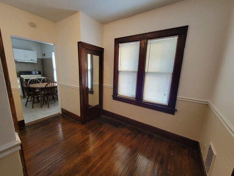 Building Photo - 114 Roser St