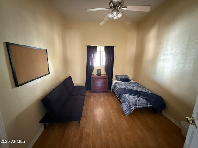 Building Photo - 851 E 9th St