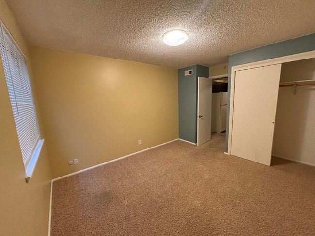 Building Photo - 2 Bedroom 1 Bathroom Apartment