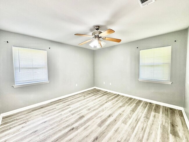 Building Photo - 15826 New Market Dr